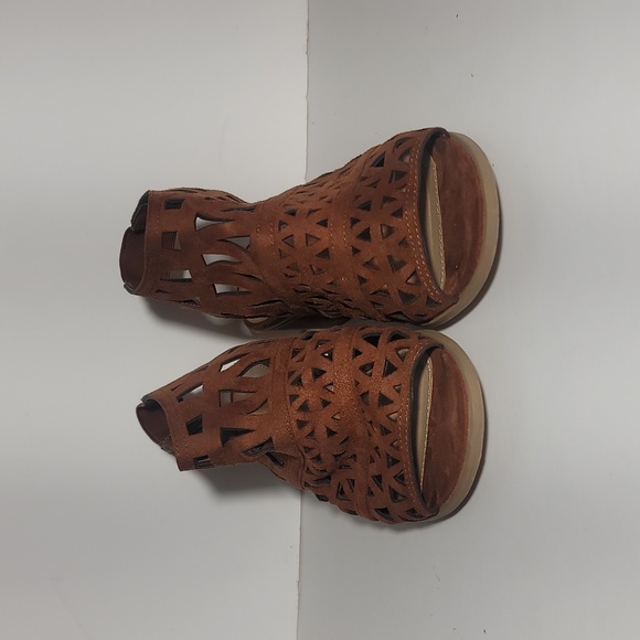 American Eagle Lazer Cut Block Heel Sandals Faux Suede Peep Toe sz 7.5 GUC - Picture 2 of 9